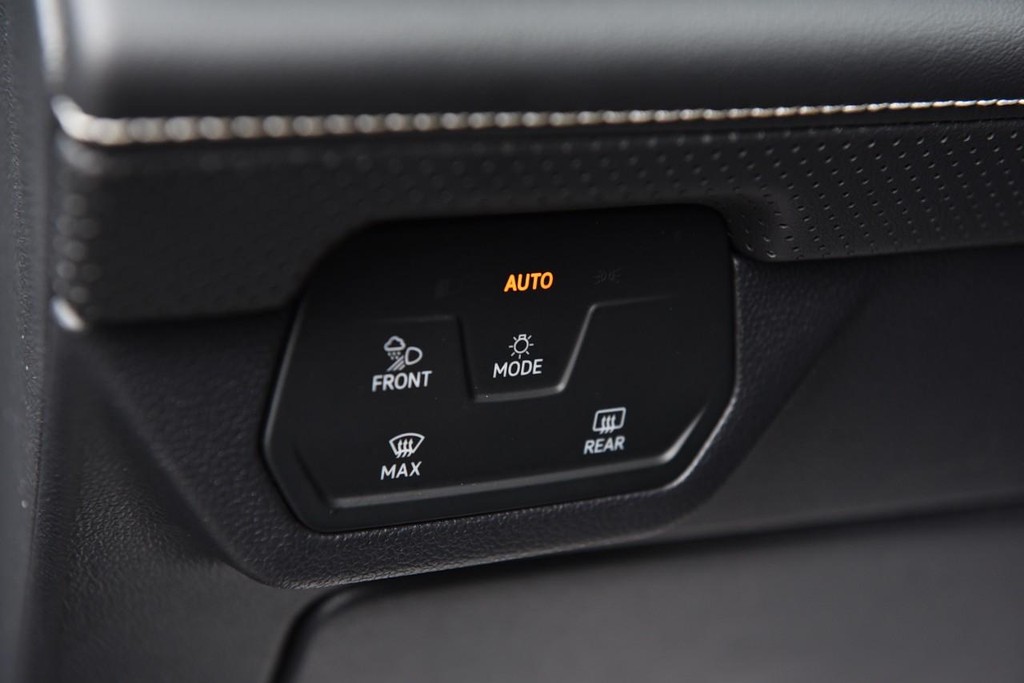 Volkswagen Atlas Cross Sport Vehicle Full-screen Gallery Image 11