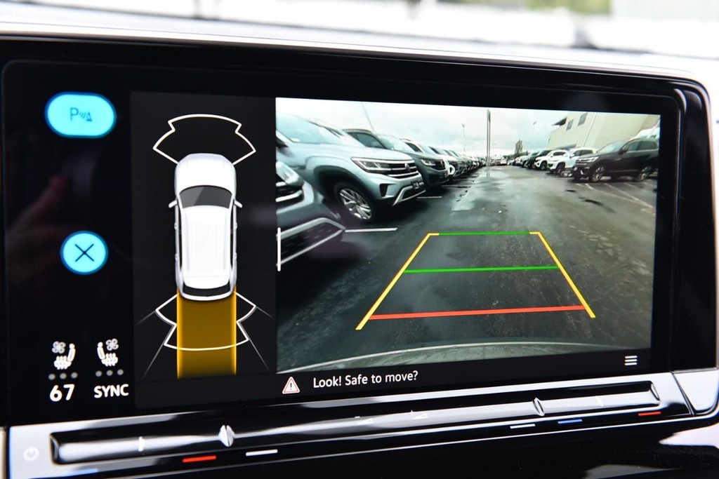 Volkswagen Atlas Cross Sport Vehicle Full-screen Gallery Image 13