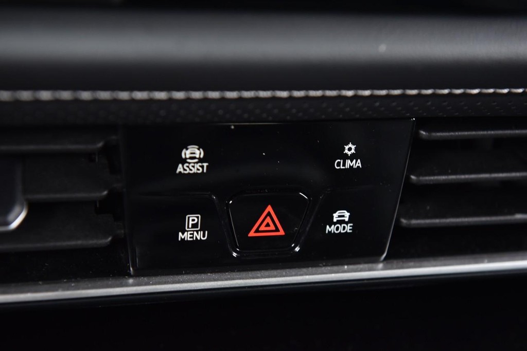 Volkswagen Atlas Cross Sport Vehicle Full-screen Gallery Image 15