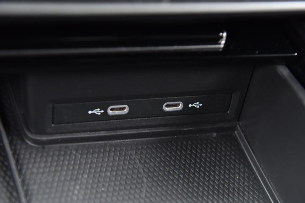 Volkswagen Atlas Cross Sport Vehicle Full-screen Gallery Image 16