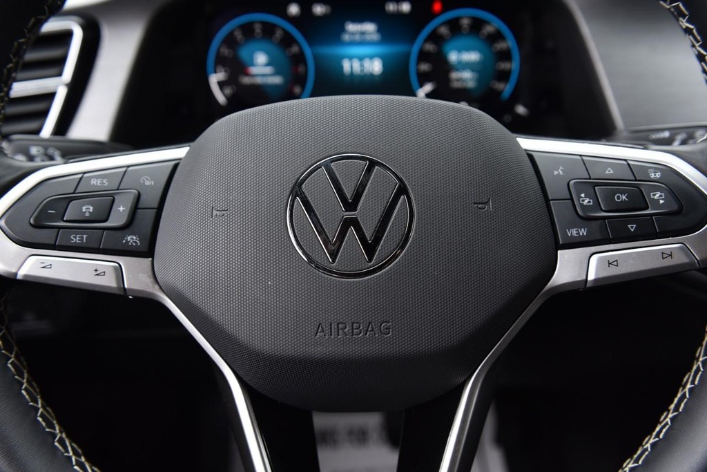 Volkswagen Atlas Cross Sport Vehicle Full-screen Gallery Image 18