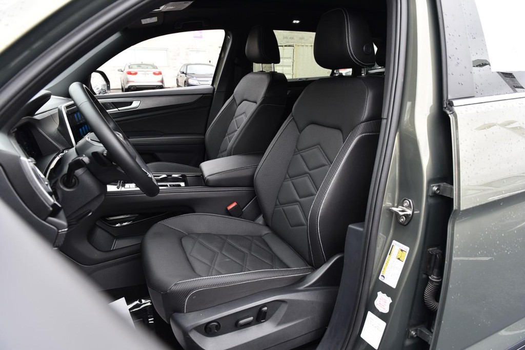 Volkswagen Atlas Cross Sport Vehicle Full-screen Gallery Image 19