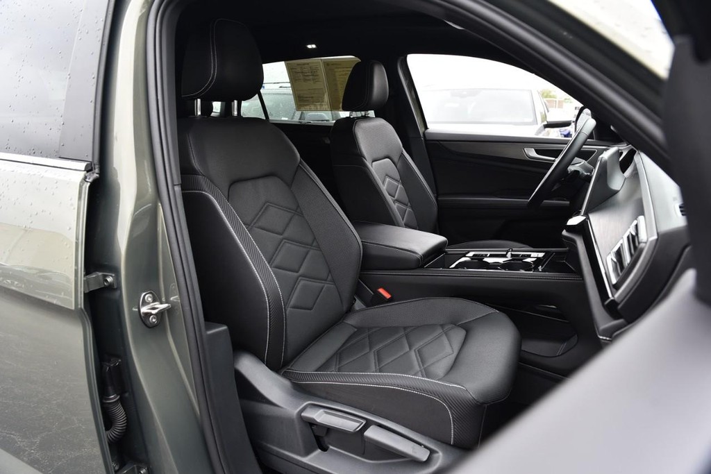 Volkswagen Atlas Cross Sport Vehicle Full-screen Gallery Image 20