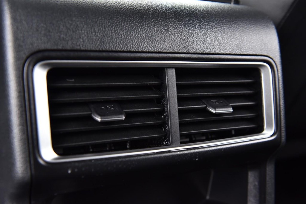 Volkswagen Atlas Cross Sport Vehicle Full-screen Gallery Image 23