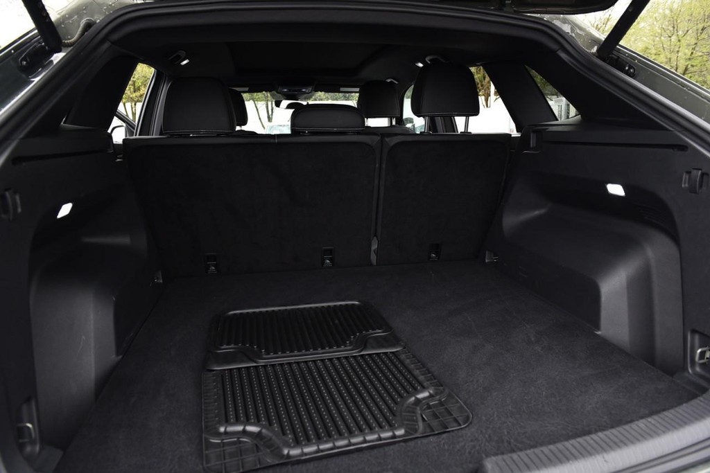 Volkswagen Atlas Cross Sport Vehicle Full-screen Gallery Image 25