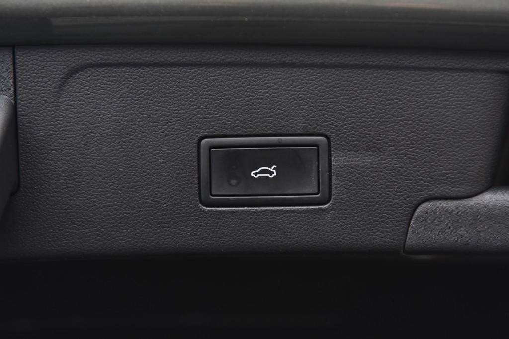 Volkswagen Atlas Cross Sport Vehicle Full-screen Gallery Image 26