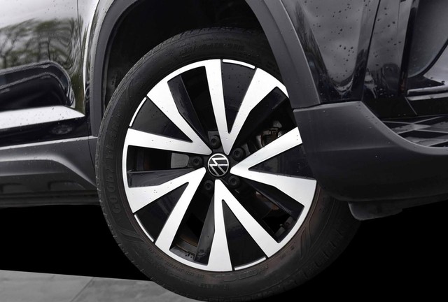 Volkswagen Taos Vehicle Image 03