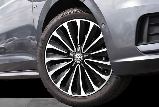 Volkswagen Passat Vehicle Image 03