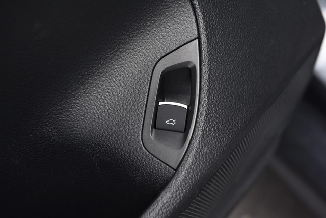 Volkswagen Passat Vehicle Image 09