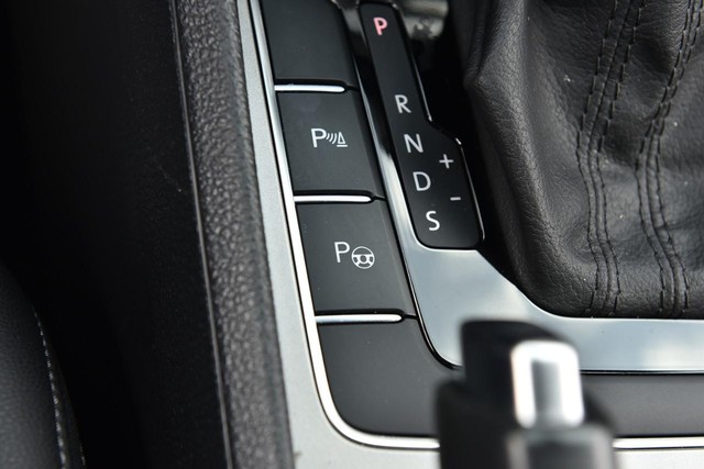 Volkswagen Passat Vehicle Image 19