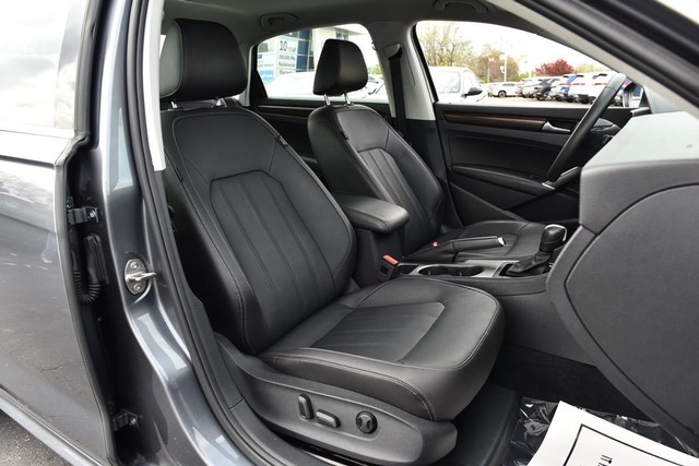 Volkswagen Passat Vehicle Image 22