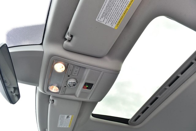 Volkswagen Passat Vehicle Image 23