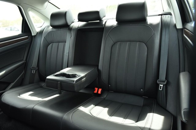 Volkswagen Passat Vehicle Image 24