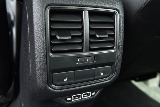 Volkswagen Passat Vehicle Image 25