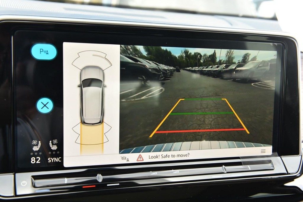 Volkswagen Atlas Vehicle Full-screen Gallery Image 12