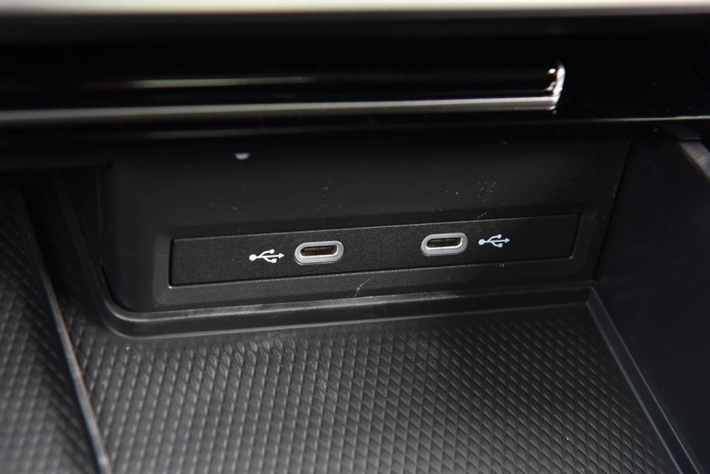Volkswagen Atlas Vehicle Full-screen Gallery Image 15