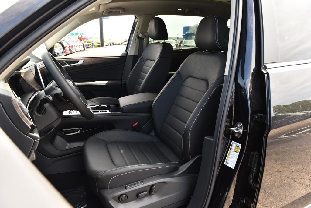 Volkswagen Atlas Vehicle Full-screen Gallery Image 18