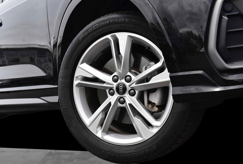 Audi Q3 Vehicle Full-screen Gallery Image 3
