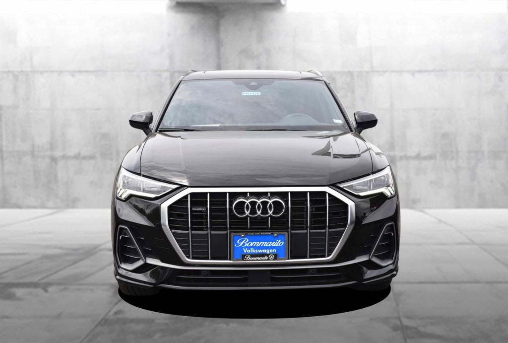 Audi Q3 Vehicle Full-screen Gallery Image 4