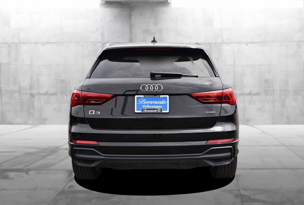 Audi Q3 Vehicle Full-screen Gallery Image 6