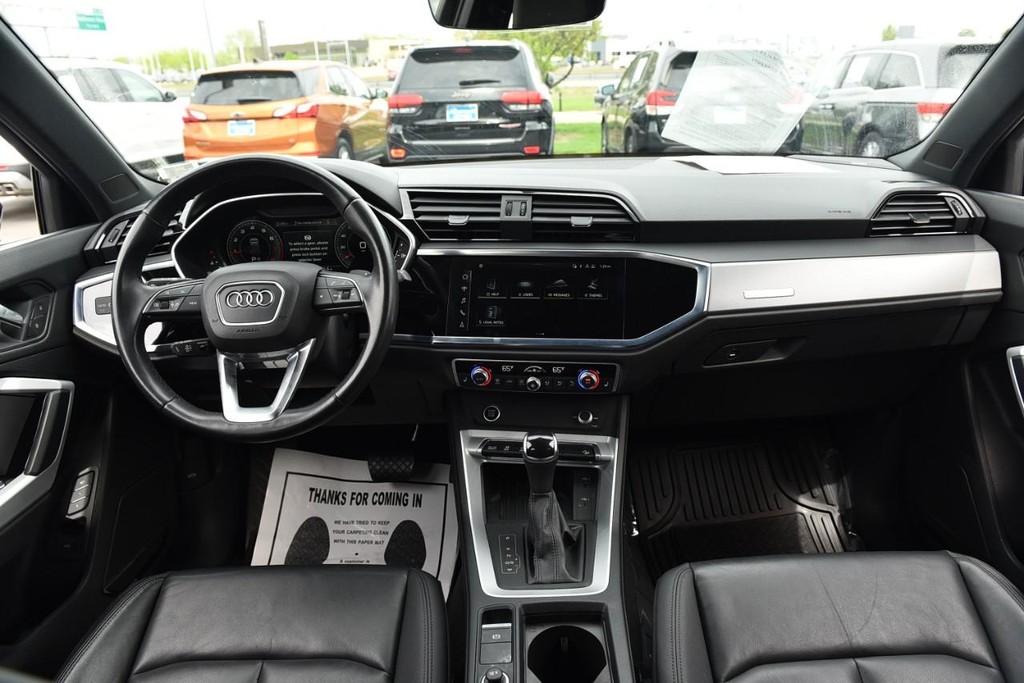 Audi Q3 Vehicle Full-screen Gallery Image 7