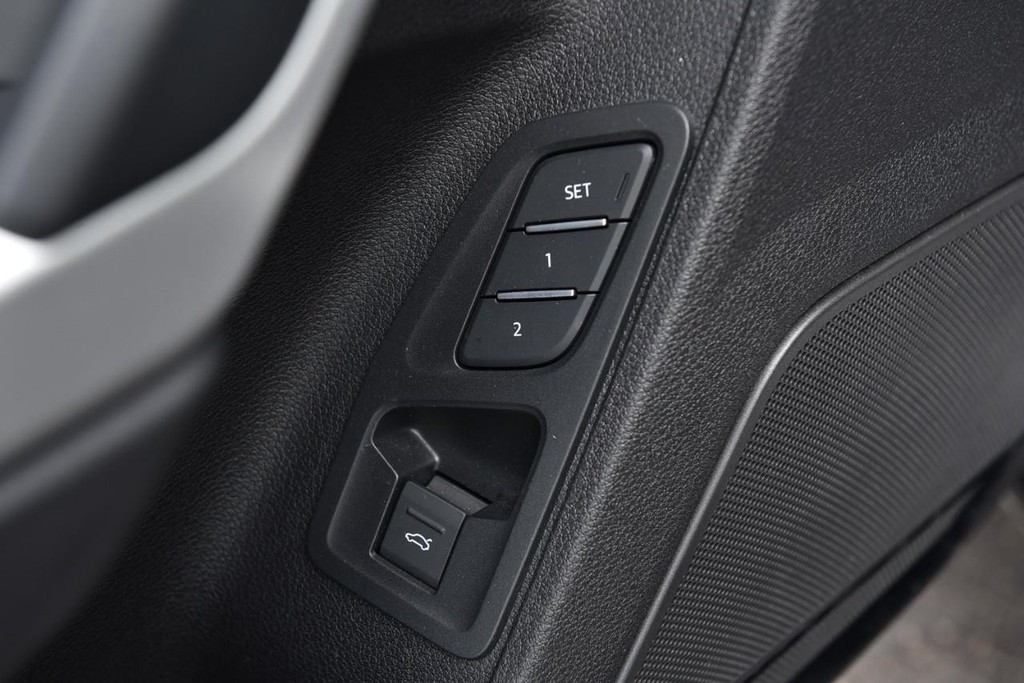 Audi Q3 Vehicle Full-screen Gallery Image 9