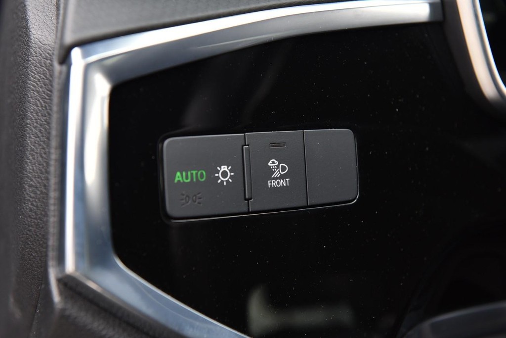 Audi Q3 Vehicle Full-screen Gallery Image 12