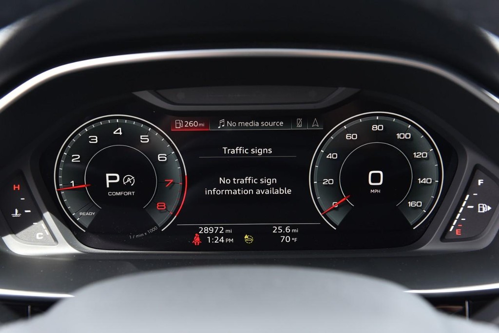 Audi Q3 Vehicle Full-screen Gallery Image 13