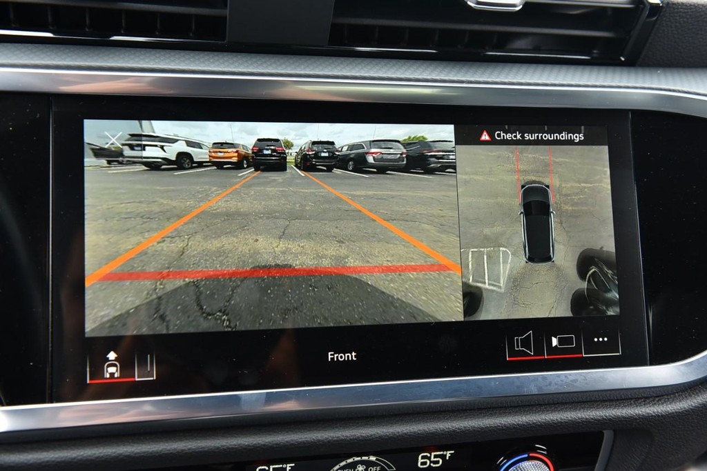 Audi Q3 Vehicle Full-screen Gallery Image 15