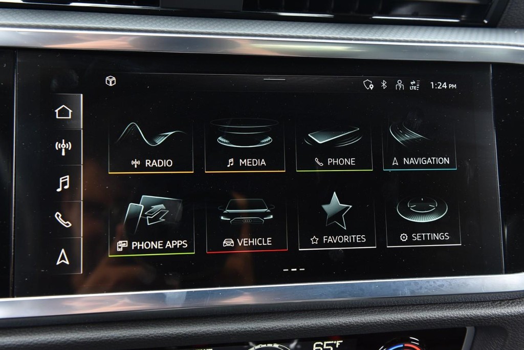 Audi Q3 Vehicle Full-screen Gallery Image 16