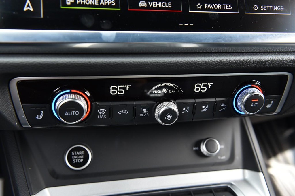 Audi Q3 Vehicle Full-screen Gallery Image 17