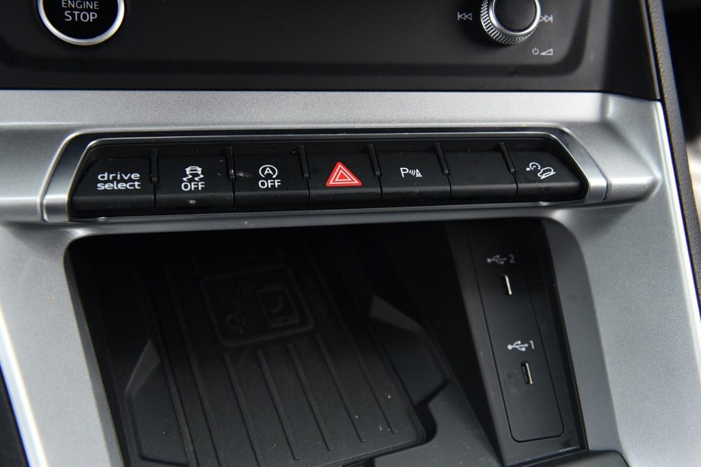 Audi Q3 Vehicle Full-screen Gallery Image 19