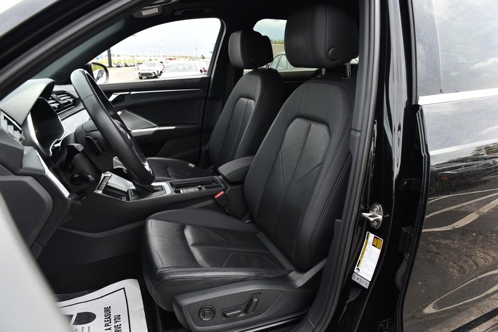 Audi Q3 Vehicle Full-screen Gallery Image 22