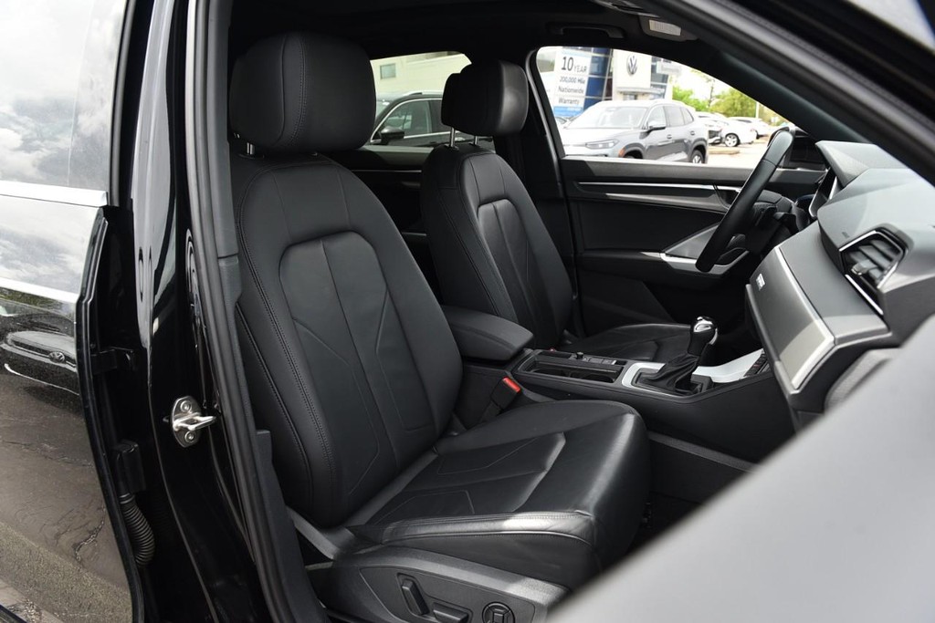 Audi Q3 Vehicle Full-screen Gallery Image 23