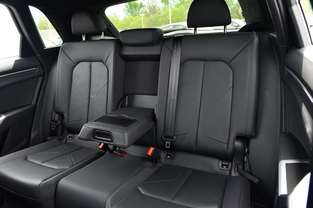 Audi Q3 Vehicle Full-screen Gallery Image 25