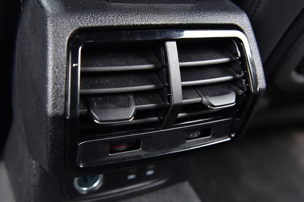 Audi Q3 Vehicle Full-screen Gallery Image 26