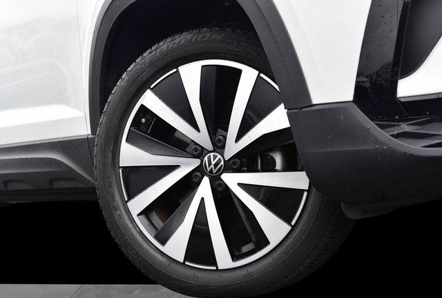Volkswagen Taos Vehicle Image 03