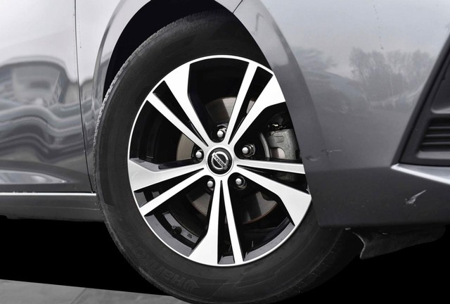 Nissan Sentra Vehicle Image 03