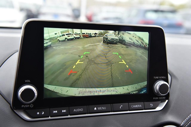 Nissan Sentra Vehicle Image 12