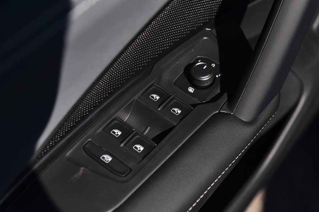 Volkswagen Tiguan Vehicle Full-screen Gallery Image 8