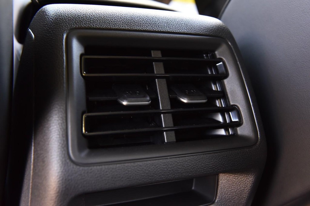 Volkswagen Tiguan Vehicle Full-screen Gallery Image 23
