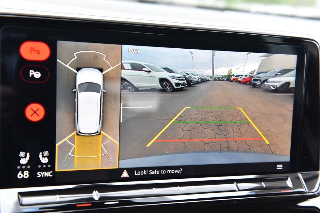 Volkswagen Atlas Vehicle Full-screen Gallery Image 13