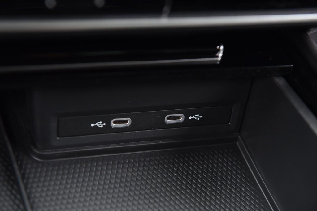 Volkswagen Atlas Vehicle Full-screen Gallery Image 16