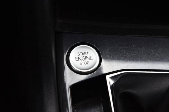 Volkswagen Tiguan Vehicle Image 16