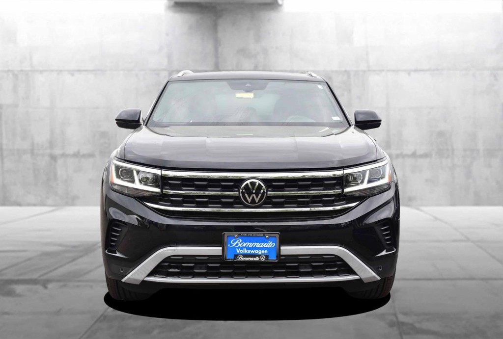 Volkswagen Atlas Cross Sport Vehicle Full-screen Gallery Image 4