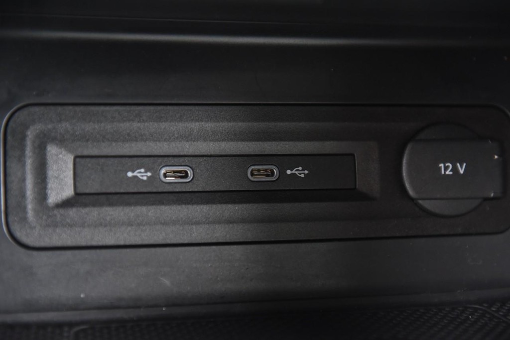 Volkswagen Atlas Cross Sport Vehicle Full-screen Gallery Image 16