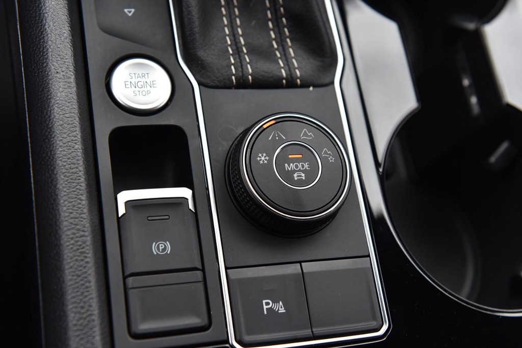 Volkswagen Atlas Cross Sport Vehicle Full-screen Gallery Image 17