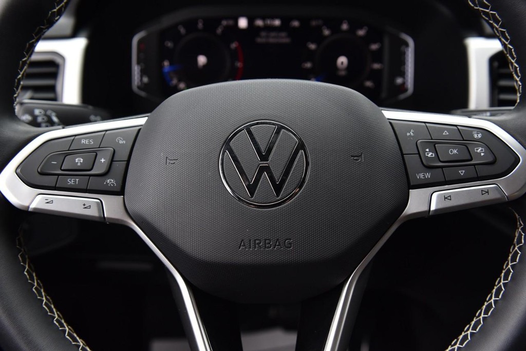 Volkswagen Atlas Cross Sport Vehicle Full-screen Gallery Image 18
