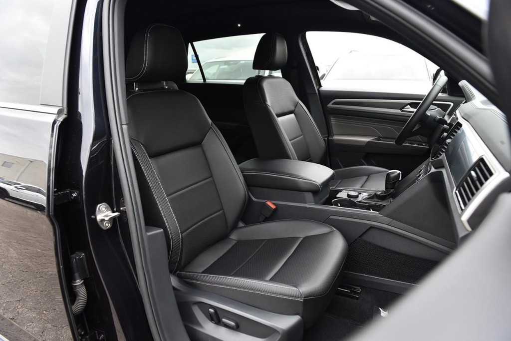 Volkswagen Atlas Cross Sport Vehicle Full-screen Gallery Image 20
