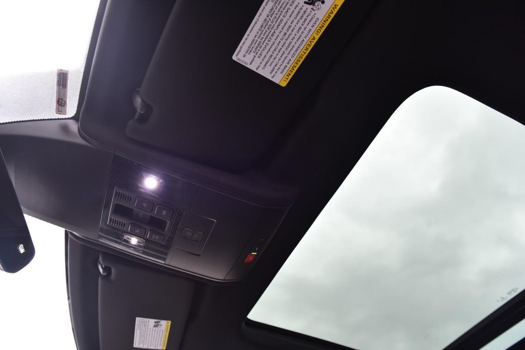 Volkswagen Atlas Cross Sport Vehicle Full-screen Gallery Image 21